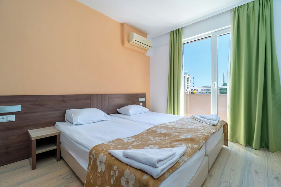 Suite Room | Free minibar items, in-room safe, desk, blackout drapes