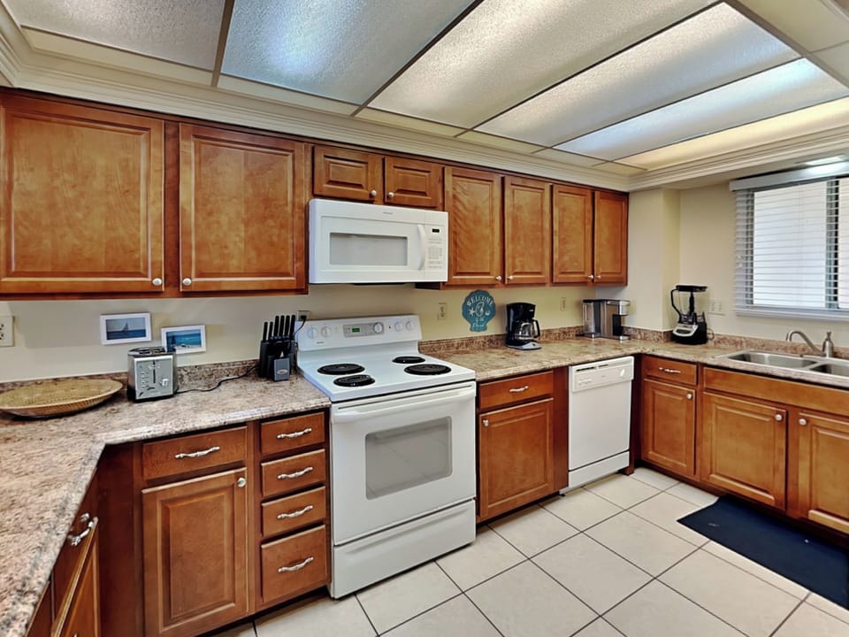 Condo, 1 King Bed with Sofa bed, Balcony, Ocean View | Private kitchen | Fridge, microwave, oven, stovetop