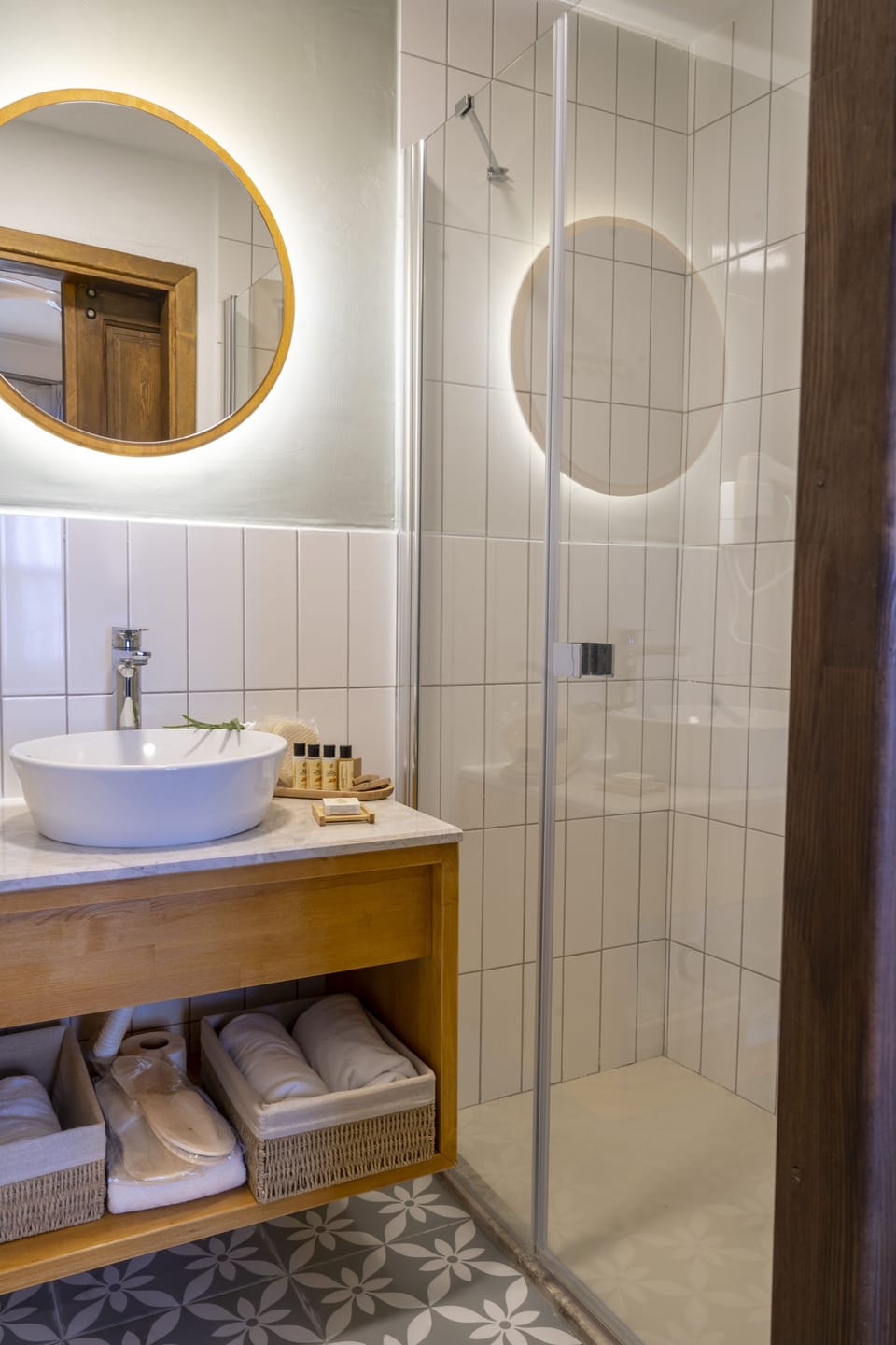 Deluxe Room, Balcony | Bathroom | Shower, rainfall showerhead, free toiletries, hair dryer