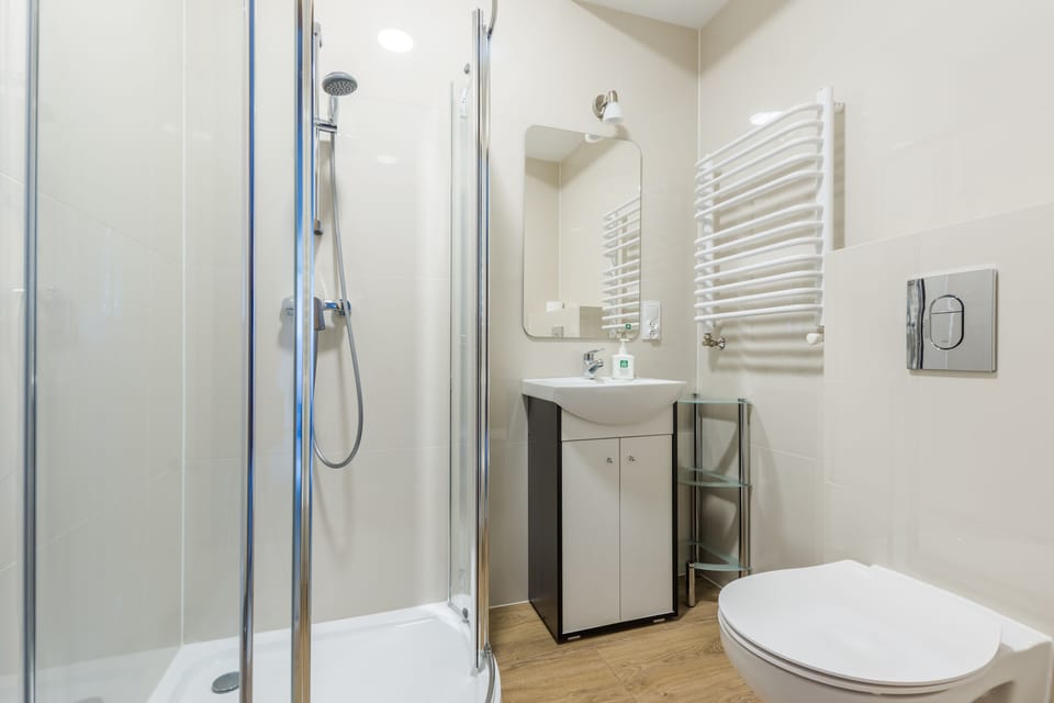 Comfort Double or Twin Room | Bathroom | Shower, towels