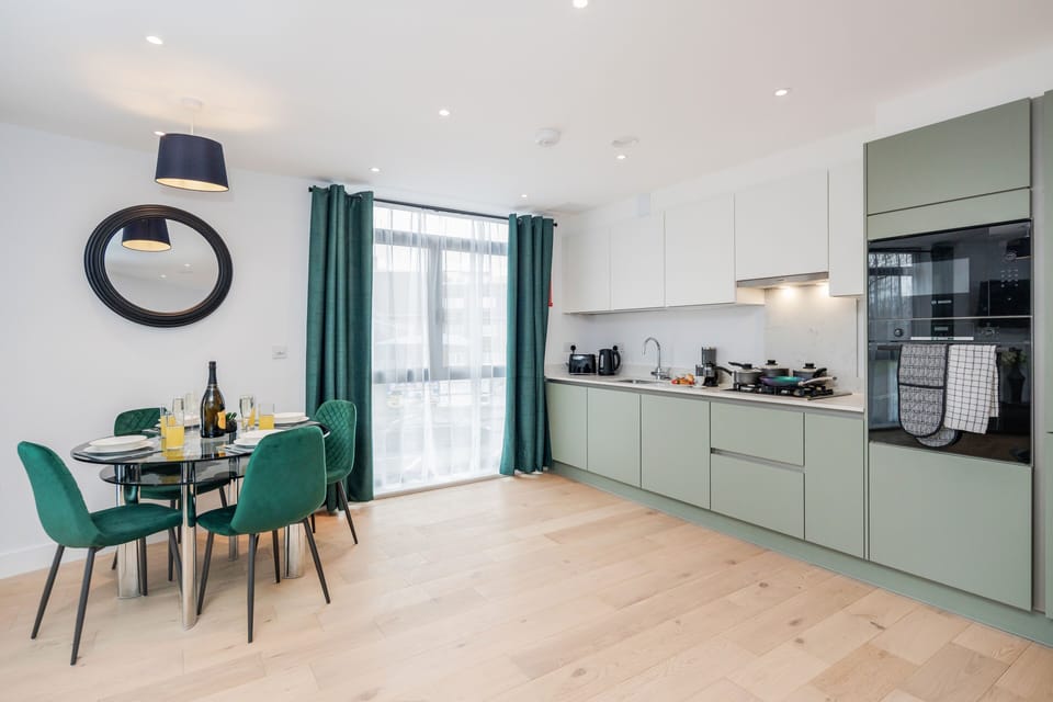 Luxury Apartment, Private Bathroom | Restaurant