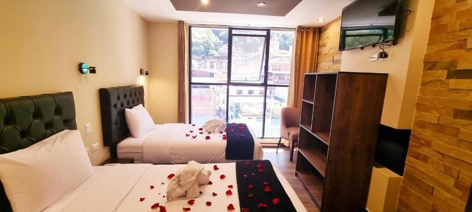 Panoramic Twin Room | Down comforters, pillowtop beds, desk, laptop workspace
