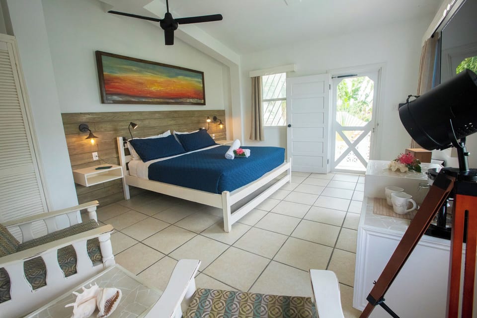 Sunset Suite, Superior Suite, Partial Sea View | Egyptian cotton sheets, premium bedding, memory foam beds, minibar