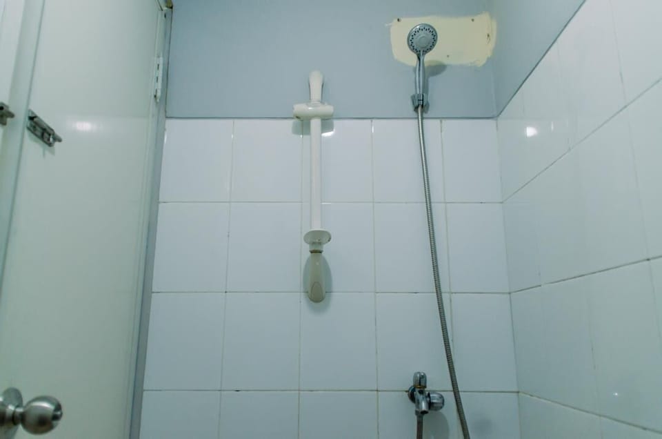 Room | Bathroom | Shower, free toiletries, towels, shampoo