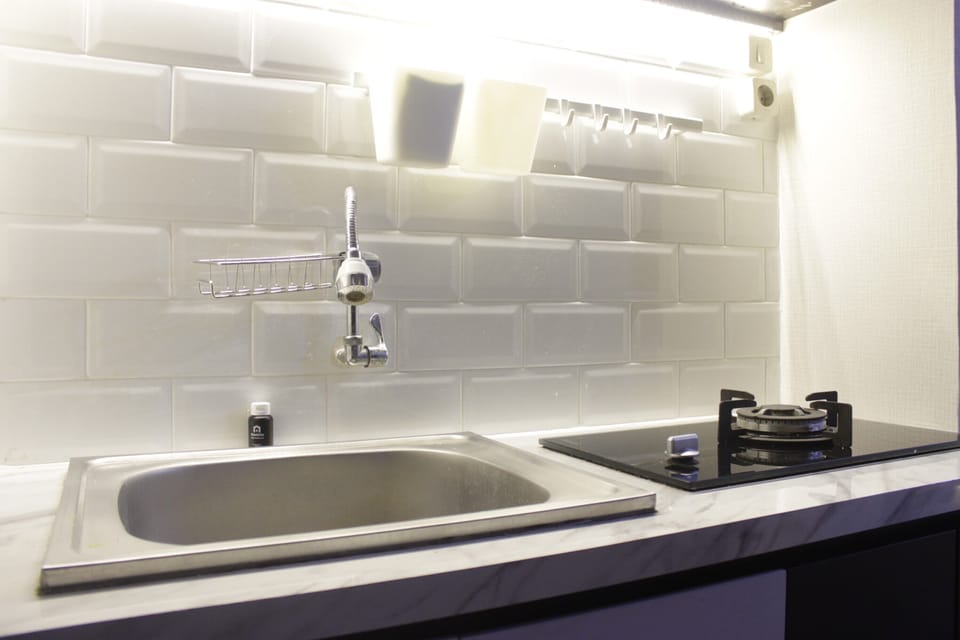Room | Private kitchen | Fridge, stovetop, cookware/dishes/utensils