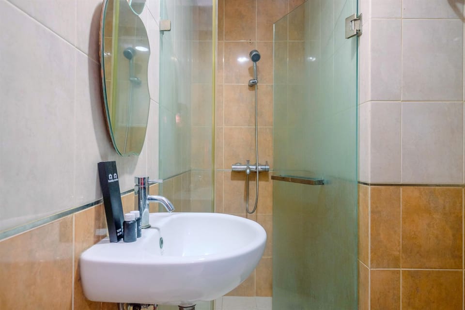 Room | Bathroom | Shower, free toiletries, towels