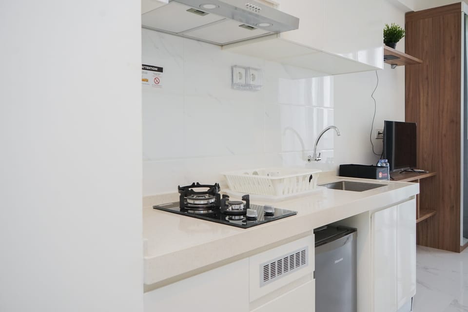 Room | Private kitchen | Fridge, stovetop, electric kettle, cookware/dishes/utensils