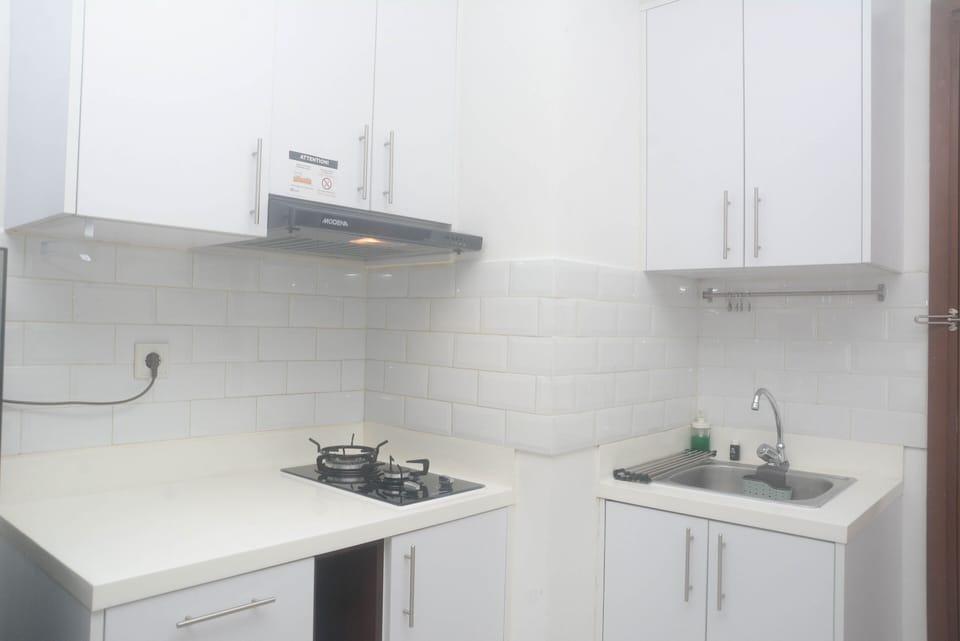 Room | Private kitchen | Fridge, stovetop, cookware/dishes/utensils