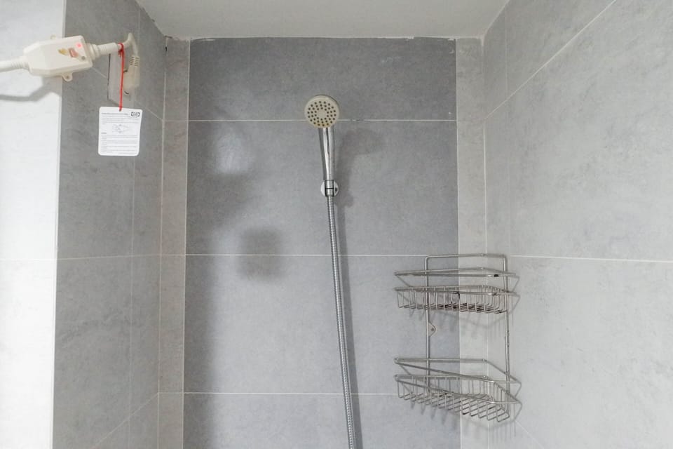 Room | Bathroom | Shower, free toiletries, towels