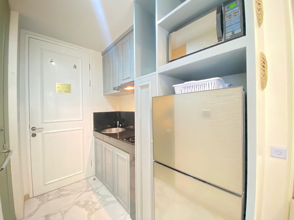 Room | Private kitchen | Fridge, stovetop, cookware/dishes/utensils