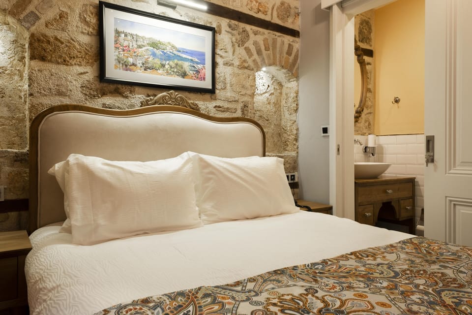 Standard Double Room, 1 Queen Bed | Minibar, in-room safe, blackout drapes, soundproofing