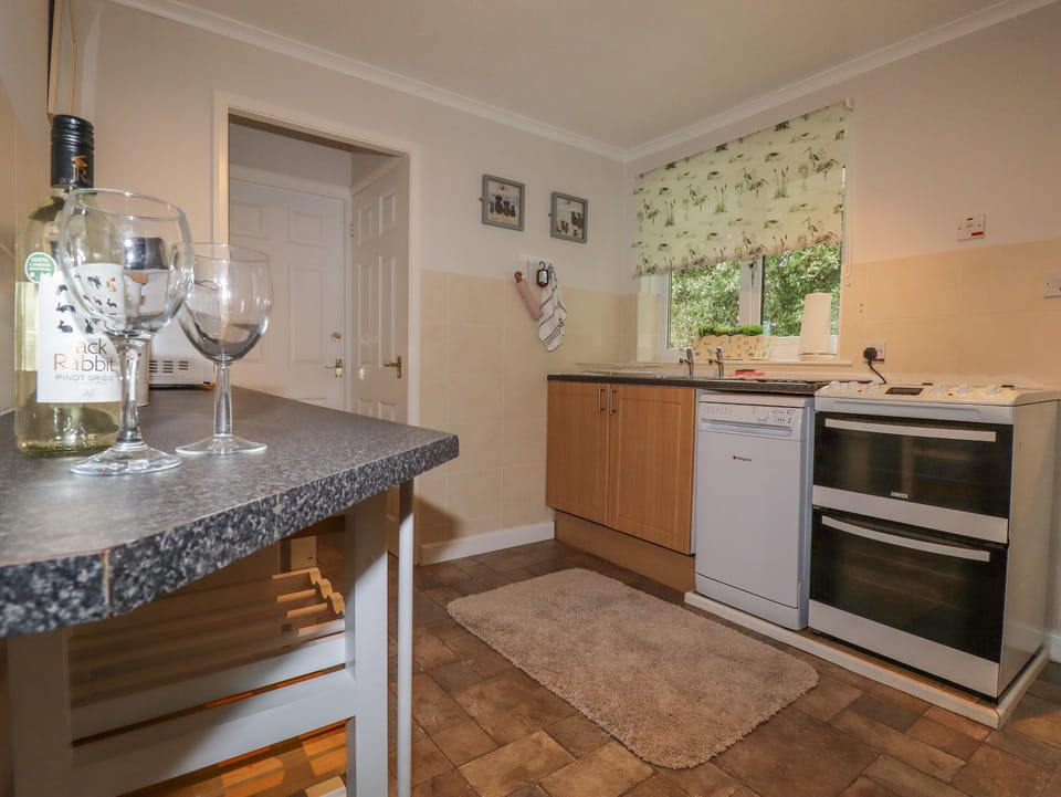 Cottage | Private kitchen | Fridge, microwave, dishwasher, electric kettle