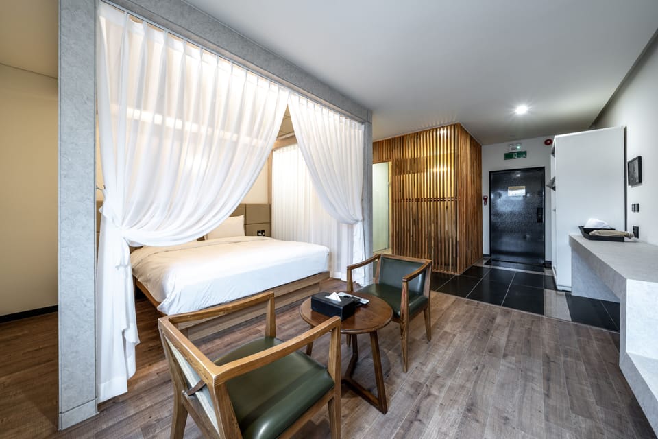Deluxe Double Room, 1 King Bed, Non Smoking | Down comforters, in-room safe, individually decorated