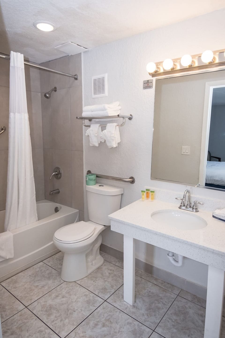 Combined shower/tub, free toiletries, hair dryer, towels