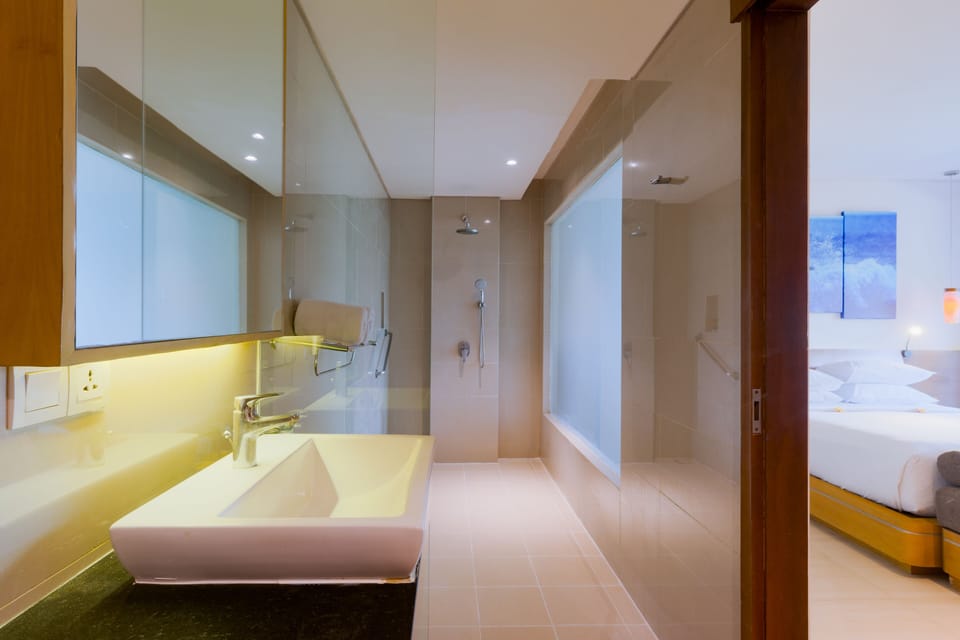 Grand Room, 1 Queen Bed, Pool View | Bathroom | Shower, eco-friendly toiletries, hair dryer, slippers