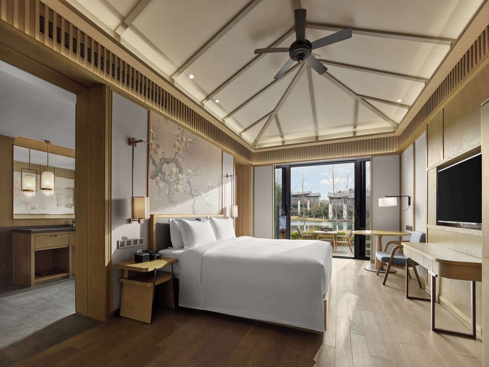 Deluxe Room, 1 King Bed, Bathtub | In-room safe, blackout drapes, soundproofing, WiFi (free)
