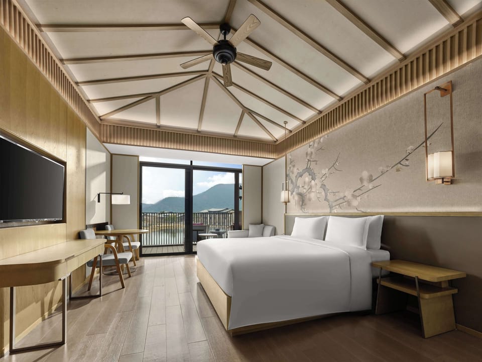 Deluxe Room, 1 King Bed, Lake View | In-room safe, blackout drapes, soundproofing, WiFi (free)