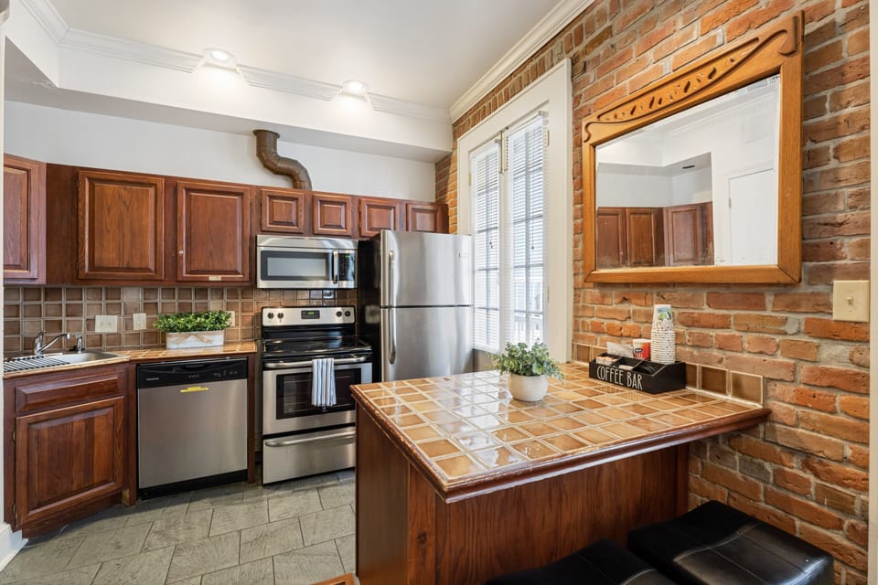 Deluxe Loft, 1 King Bed, Non Smoking, Kitchen | Private kitchen | Full-size fridge, microwave, oven, stovetop