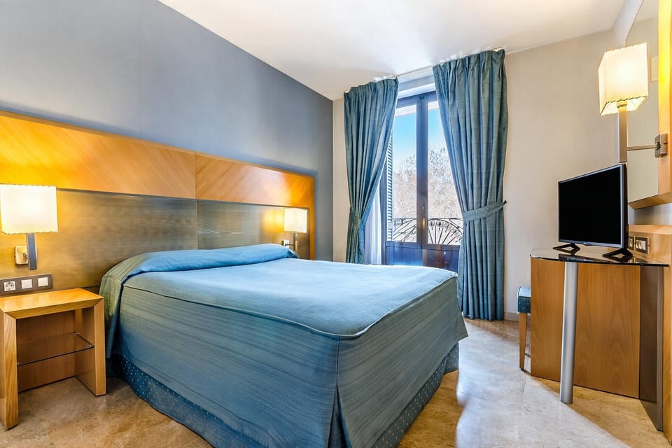 Double Room | In-room safe, desk, laptop workspace, blackout drapes