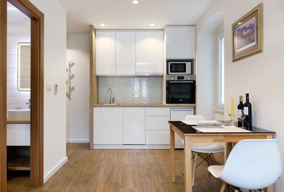 Comfort Apartment | Living area | 40-inch flat-screen TV with cable channels, TV