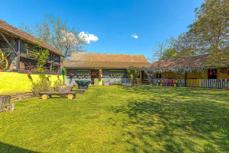Family House, 3 Bedrooms, 2 Bathrooms (Traditional Child Friendly Homestead) | Garden