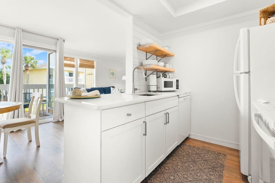 Condo, 1 Bedroom | Private kitchen | Fridge, oven, coffee/tea maker, toaster