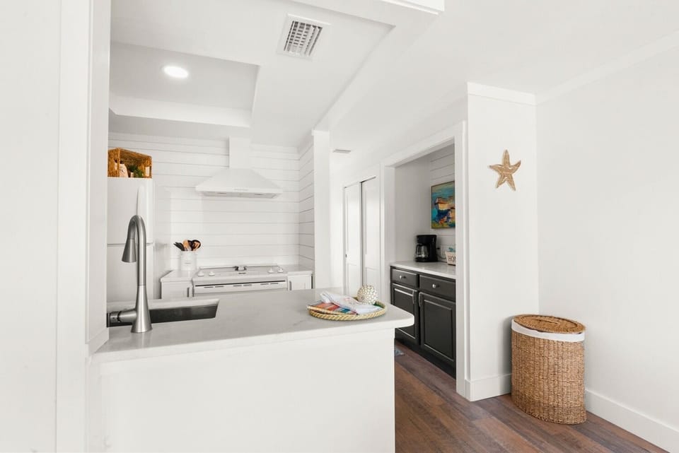 Condo, 1 Bedroom | Private kitchen | Fridge, oven, coffee/tea maker, toaster