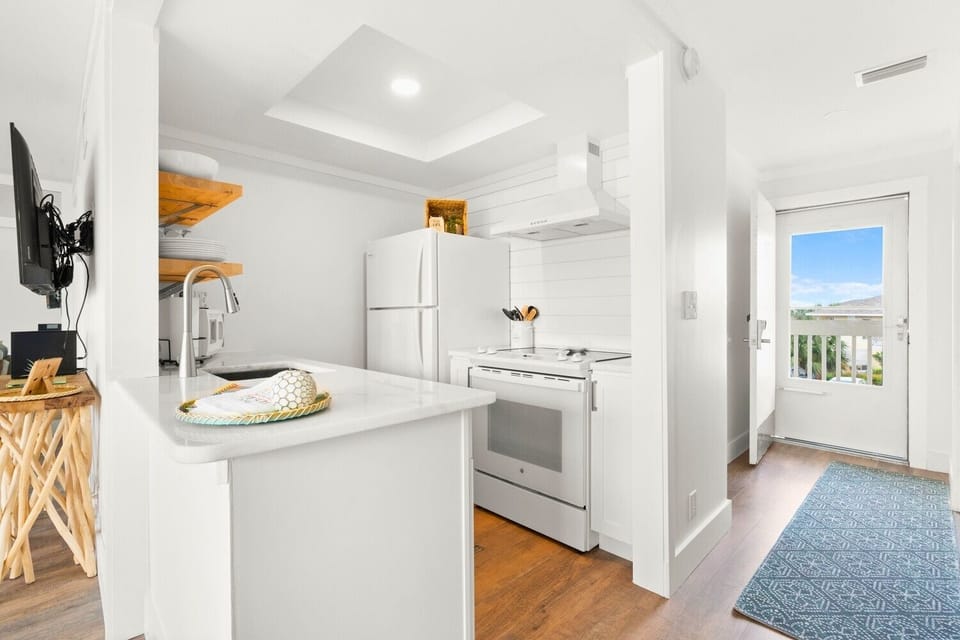 Condo, 1 Bedroom | Private kitchen | Fridge, oven, coffee/tea maker, toaster