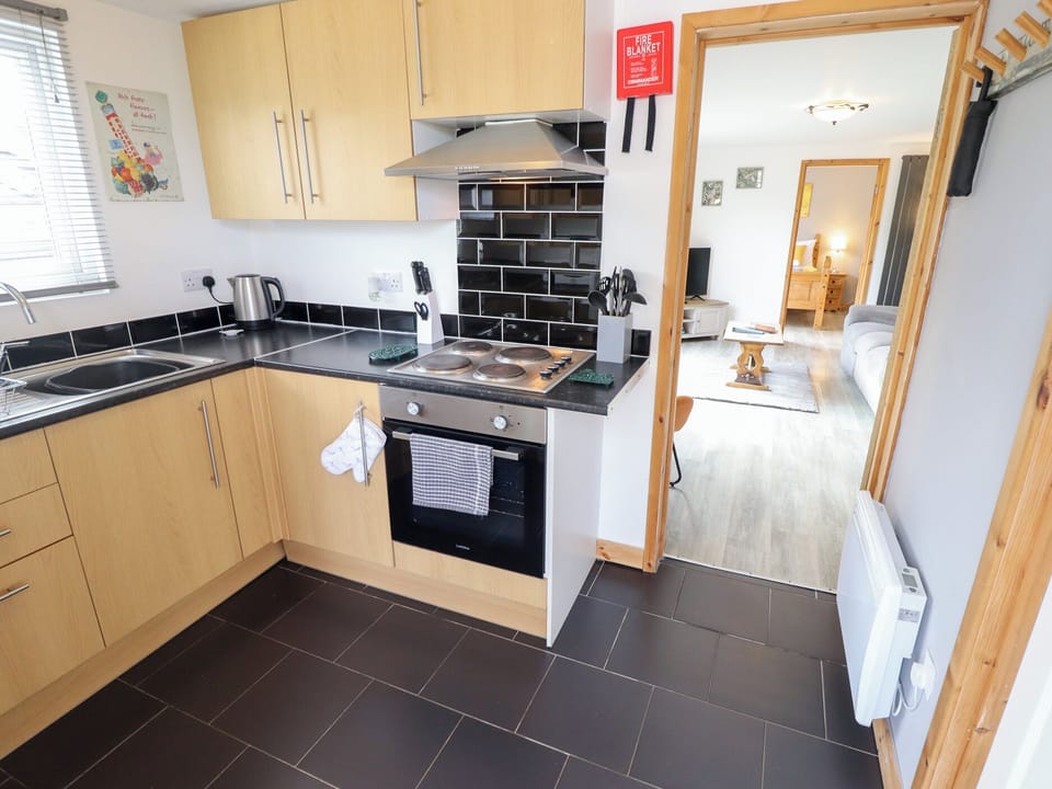 Cottage | Private kitchen | Fridge, microwave, electric kettle, toaster
