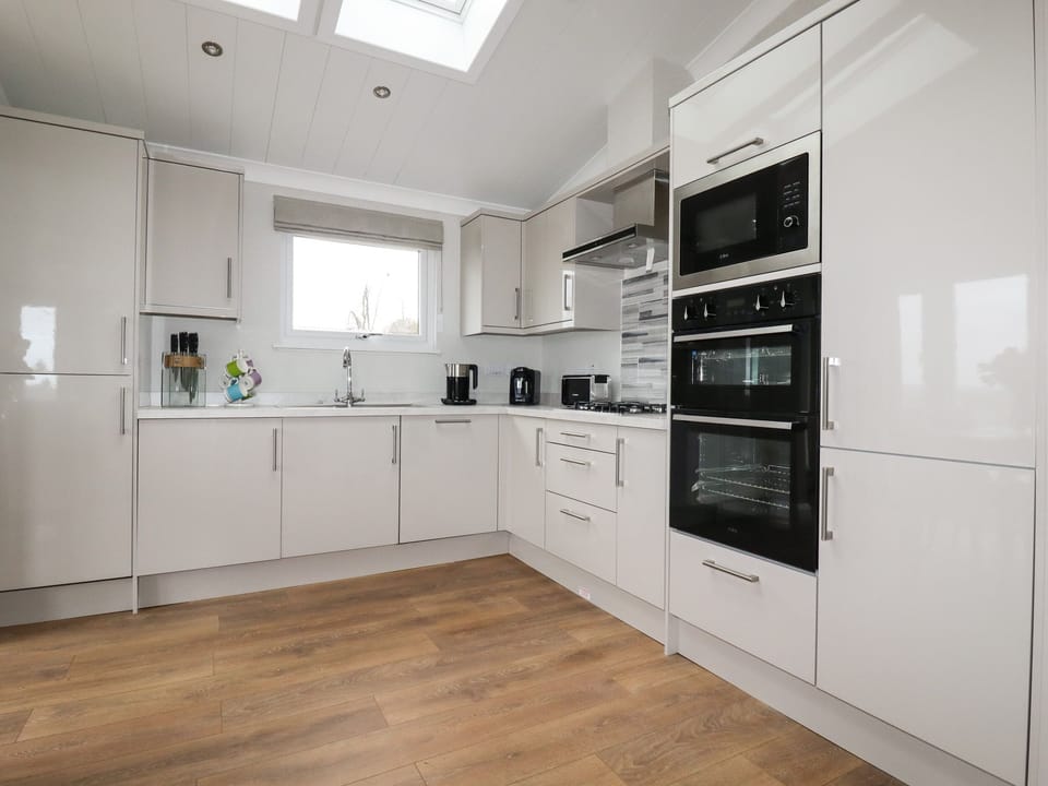 Cottage | Private kitchen | Fridge, microwave, dishwasher, electric kettle