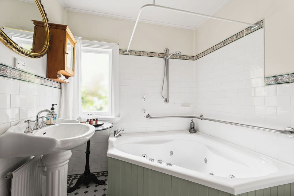 Deluxe Double Room, 1 Queen Bed, Non Smoking, Ground Floor | Bathroom | Towels