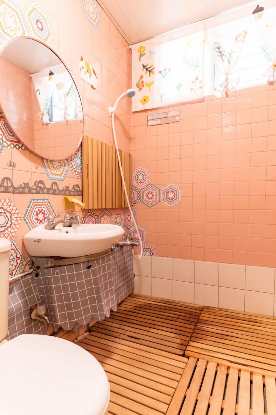 Standard Double Room | Bathroom | Free toiletries, hair dryer