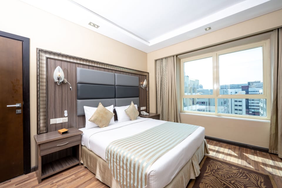 Deluxe Room, 1 King Bed, Smoking, City View | Egyptian cotton sheets, premium bedding, memory foam beds, minibar
