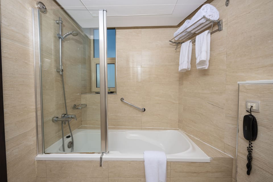 Separate tub and shower, hydromassage showerhead, free toiletries