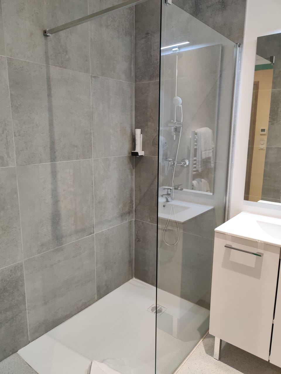 Classic Double or Twin Room | Bathroom | Shower, towels