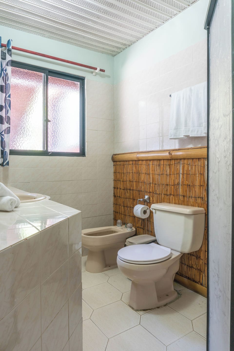 Deluxe Bungalow, 1 Queen Bed, Non Smoking, Kitchen | Bathroom | Bathtub, towels