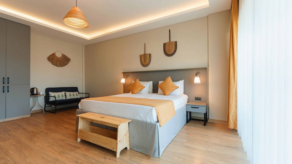 Deluxe Suite, City View | Desk, laptop workspace, blackout drapes, soundproofing