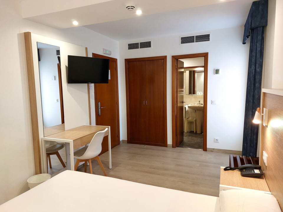 Standard Room | Desk, blackout drapes, free WiFi, bed sheets