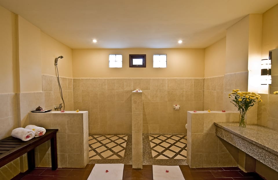 Deluxe Room, Sea View, Beachside | Minibar, in-room safe, desk, blackout drapes