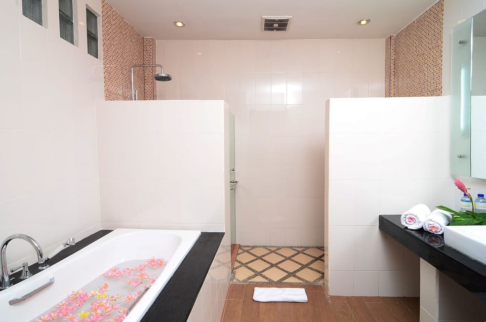 Deluxe Room, 1 Double Bed, Garden View | Bathroom | Free toiletries, hair dryer, towels, soap
