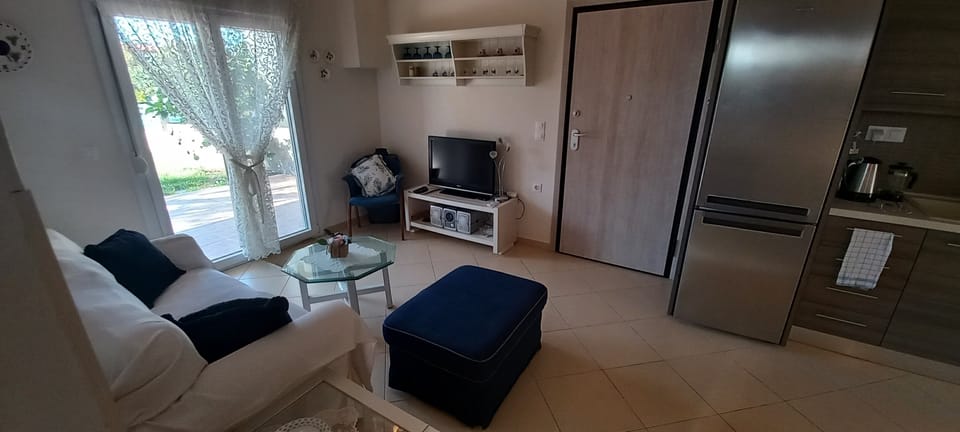 Apartment, 2 Bedrooms, Accessible, Balcony | Living room
