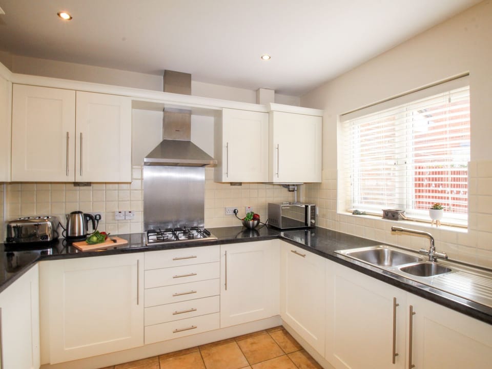 Cottage | Private kitchen | Fridge, dishwasher, electric kettle, toaster