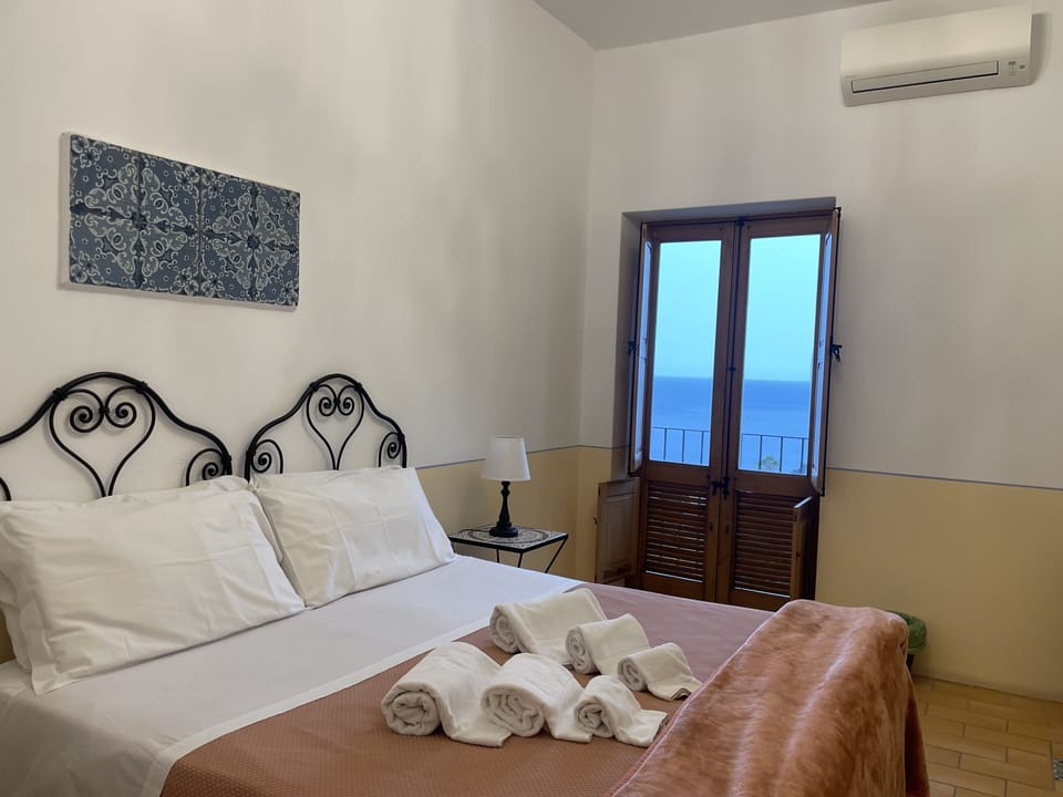 Standard Double Room | Hypo-allergenic bedding, desk, free WiFi, bed sheets