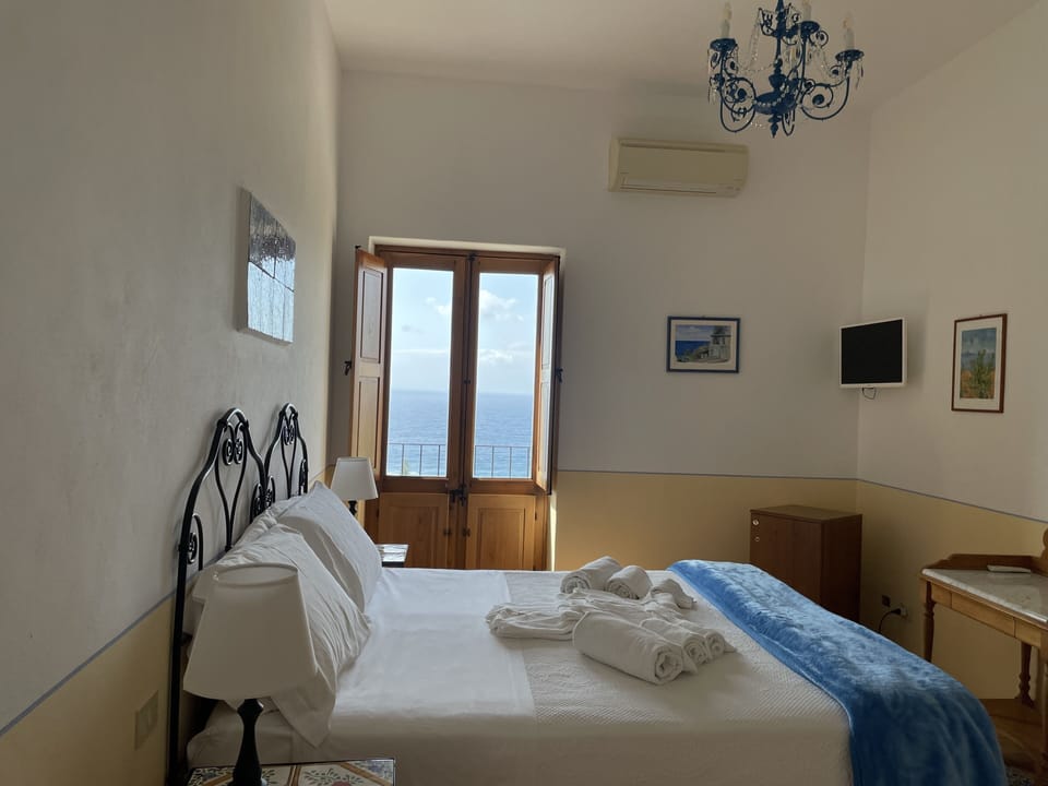 Superior Double Room | Hypo-allergenic bedding, desk, free WiFi, bed sheets