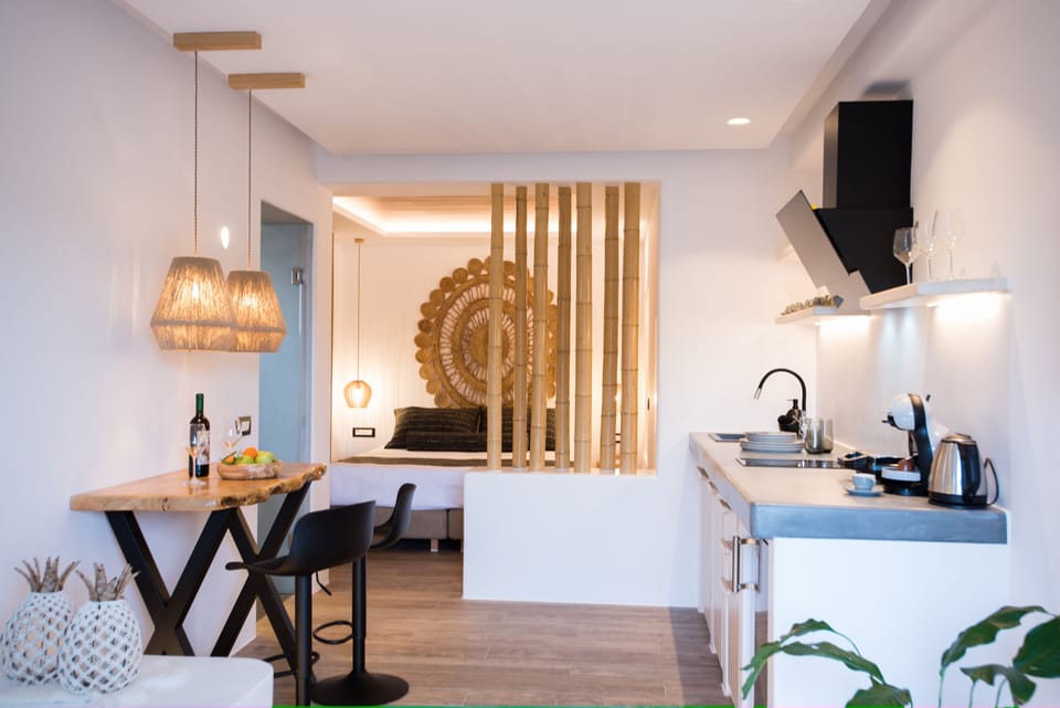Luxury Studio | In-room safe, laptop workspace, soundproofing, iron/ironing board