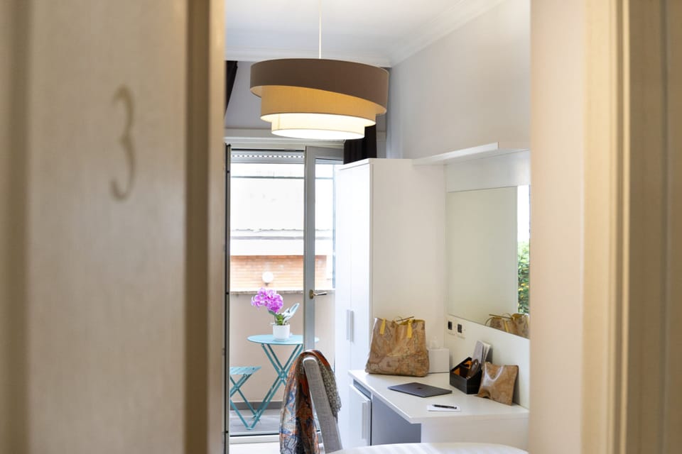 Standard Room | Minibar, in-room safe, desk, blackout drapes