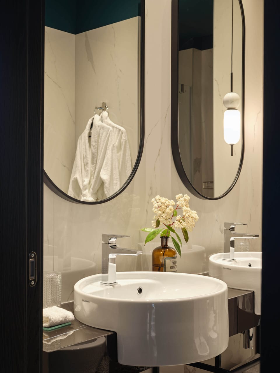 Villa Deluxe Suite | Bathroom | Shower, hair dryer, slippers, towels