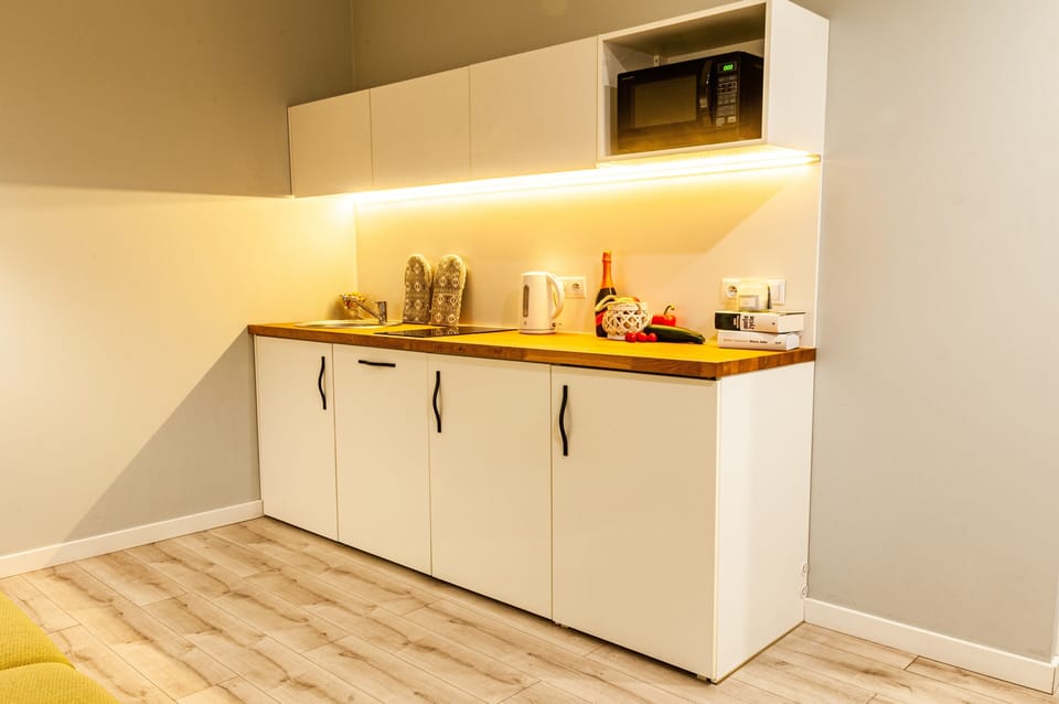 Studio | Private kitchen | Fridge, stovetop, cookware/dishes/utensils, freezer