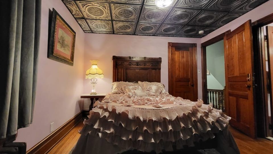 The Broadway Room | Premium bedding, individually decorated, individually furnished