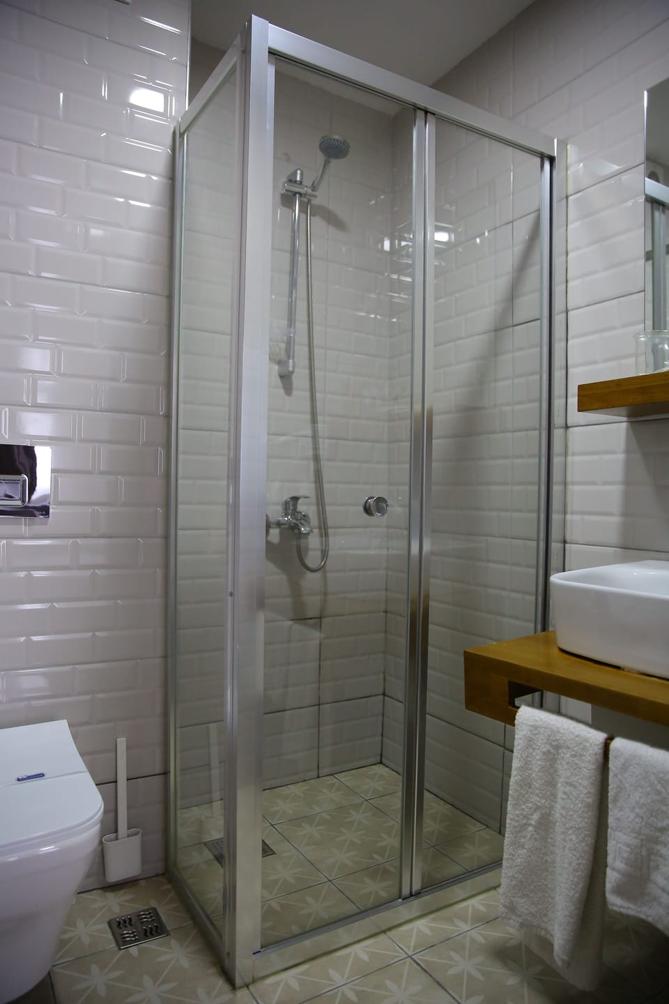 Deluxe Room, 1 Queen Bed, Non Smoking, Balcony | Bathroom | Shower, rainfall showerhead, free toiletries, hair dryer